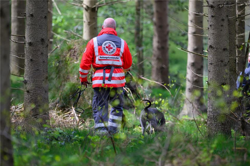 Auch mit Suchhunden suchten die Einsatzkräfte nach dem Vermissten. (Symbolbild)Daniel Reinhardt/dpa