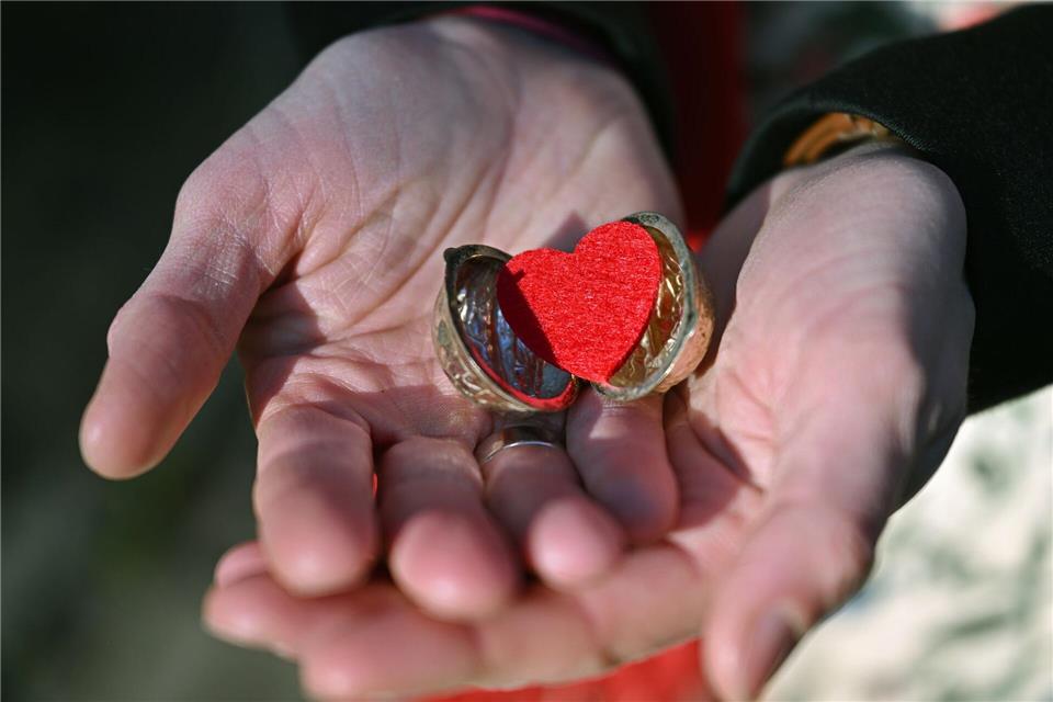 Auch mit dem roten Herz aus Filz, das Finovo aus einer Walnussschale zaubert, will der Friedhofsclown für etwas Leichtigkeit bei den Friedhofsbesuchern sorgen.Martin Schutt/dpa