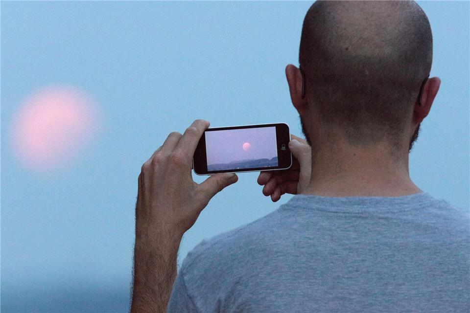 Auch mit einem einfachen Smartphone kann man Fotos von der Mondfinsternis machen. (Archivbild)picture alliance / Friso Gentsch/dpa
