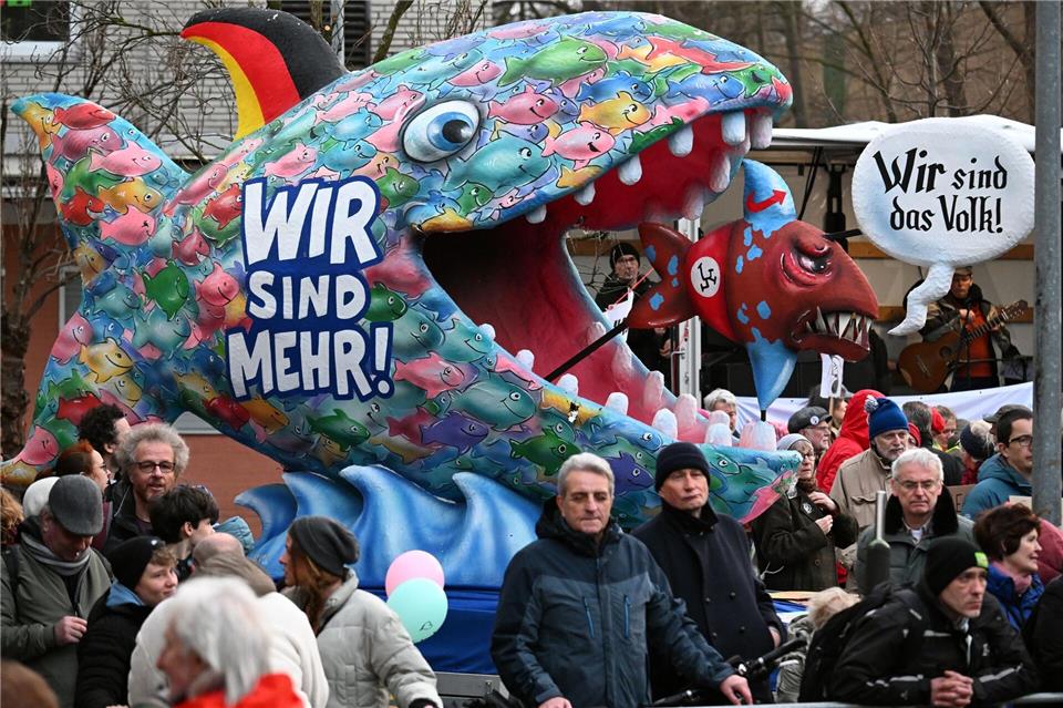 Auch mit einer Anti-AfD-Plastik des Düsseldorfer Karnevalswagenbauers Jacques Tilly wurde im Stadtteil Garath gegen einen Auftritt des Thüringer AfD-Landesparteichefs Björn Höcke demonstriert.  Federico Gambarini/dpa