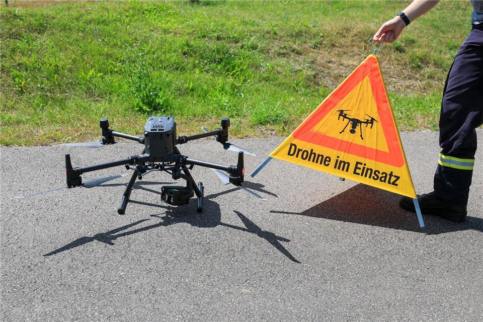 Auch mit einer Drohne suchten Feuerwehrleute nach dem flüchtigen Autofahrer. (Symbolbild)Jan Woitas/dpa