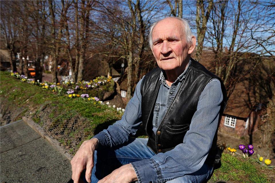 Auch mit fast neunzig Jahren kontrolliert Maas regelmäßig die Blumen auf dem Dach.Frank Molter/dpa