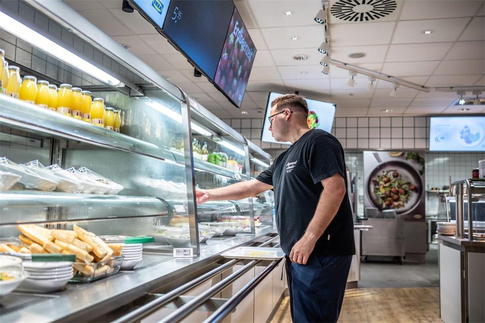 Auch mit niedrigen Preisen und Aktionen in seinen Restaurants versucht Ikea, bei Kunden zu punkten.Christian Knieps/dpa
