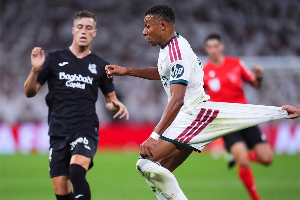 Auch mit unfairen Mitteln ist Real-Star Kylian Mbappé (r) nicht aufzuhalten.Manu Fernandez/AP/dpa