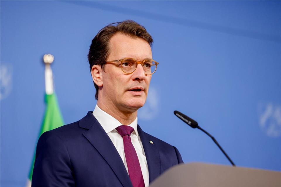 Auch nach dem Rücktritt von Ex-Fluchtministerin Josefine Paul (Grüne) bleibt das Regierungshandeln der schwarz-grünen Koalition von Ministerpräsident Hendrik Wüst (CDU) Zielscheibe der Opposition im Düsseldorfer Landtag.Thomas Banneyer/dpa