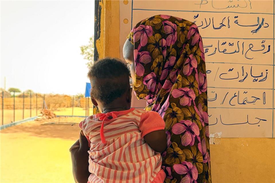 Auch nach der Flucht sind Frauen und Mädchen durch Gewalt gefährde - Wahiba hält ihr Kind auf dem Arm.Eva Krafczyk/dpa