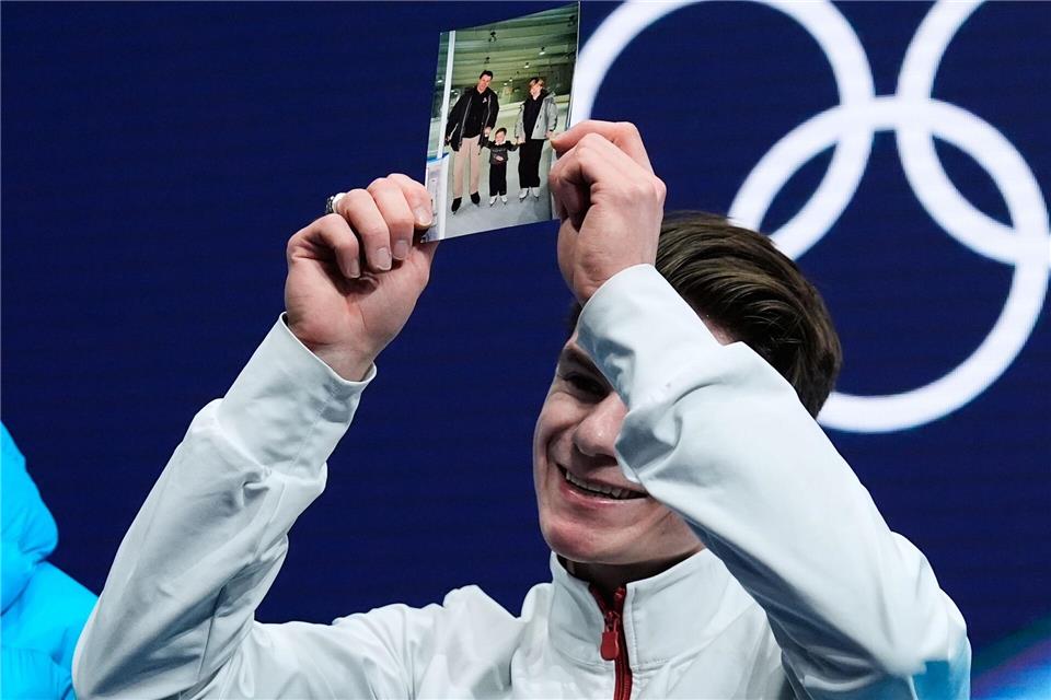 Auch nach der Kür zeigte Maxim Naumov ein Foto mit seinen tödlich verunglückten Eltern.Francisco Seco/AP/dpa