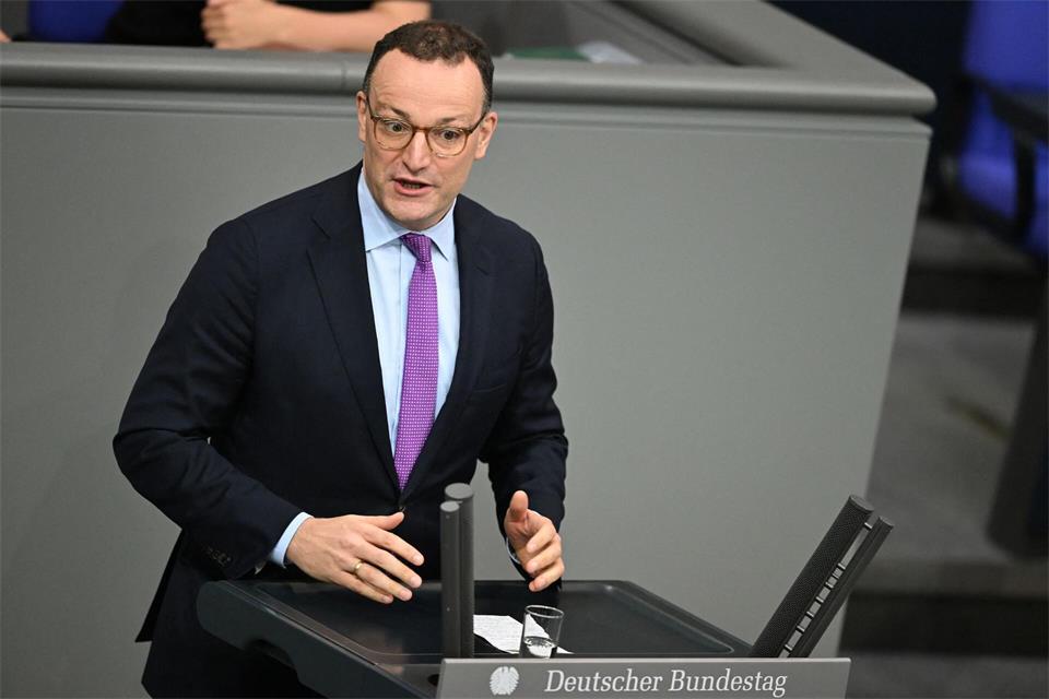 Auch nach seinem Rücktritt von der Spitze der Fraktion bleibt Spahn Abgeordneter im Bundestag - auch als neues Mitglied im Haushaltsausschuss. Michael Brandt/dpa