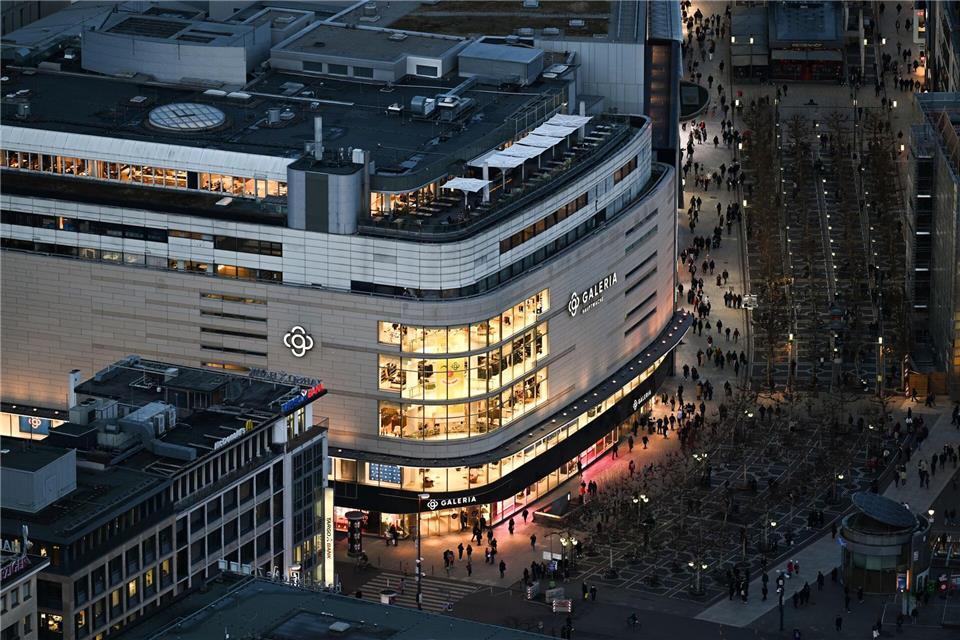 Auch nachts ist die Frankfurter Zeil ein beliebter Treffpunkt. Nicht jeder fühlt sich dort sicher. (Archivbild)Arne Dedert/dpa