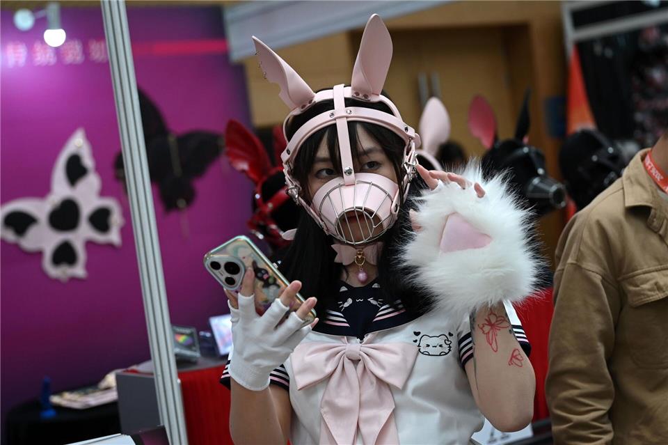 Auch niedliche Masken und Kostüme waren bei der Messe vertreten.  Johannes Neudecker/dpa