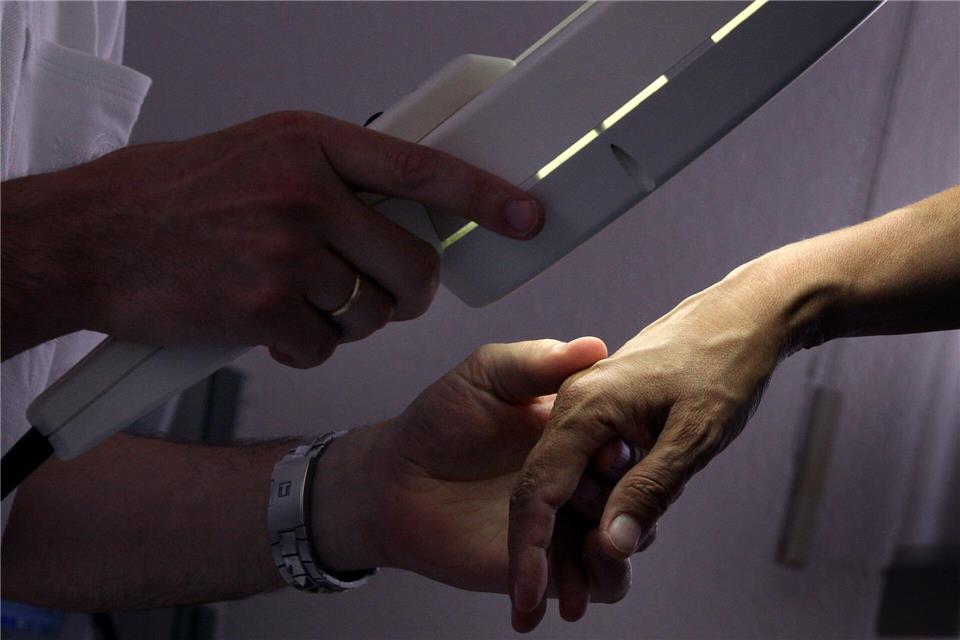 Auch präventive Untersuchungen auf Hautkrebs können Todesfälle verhindern. (Symbolbild)Karl-Josef Hildenbrand/dpa