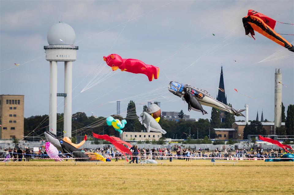 Auch rund 75 professionelle Drachenpilotinnen und -piloten aus Deutschland und dem Ausland wollten ihre Drachen fliegen lassen.Christoph Soeder/dpa