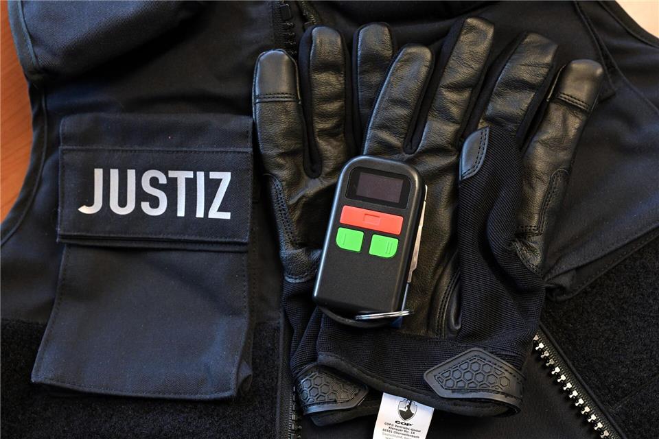 Auch schnitt- und stichfeste Handschuhe sollen künftig zur freiwilligen Schutzausrüstung von Gerichtsvollziehern gehören. Martin Schutt/dpa