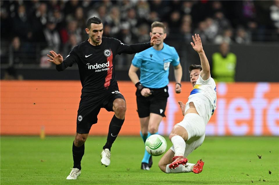Auch schon gegen deutsche Mannschaften aktiv: Mathias Rasmussen (r) im Trikot von Union Saint-Gilloise im Conference -League-Spiel bei Eintracht Frankfurt. (Archivbild)Arne Dedert/dpa