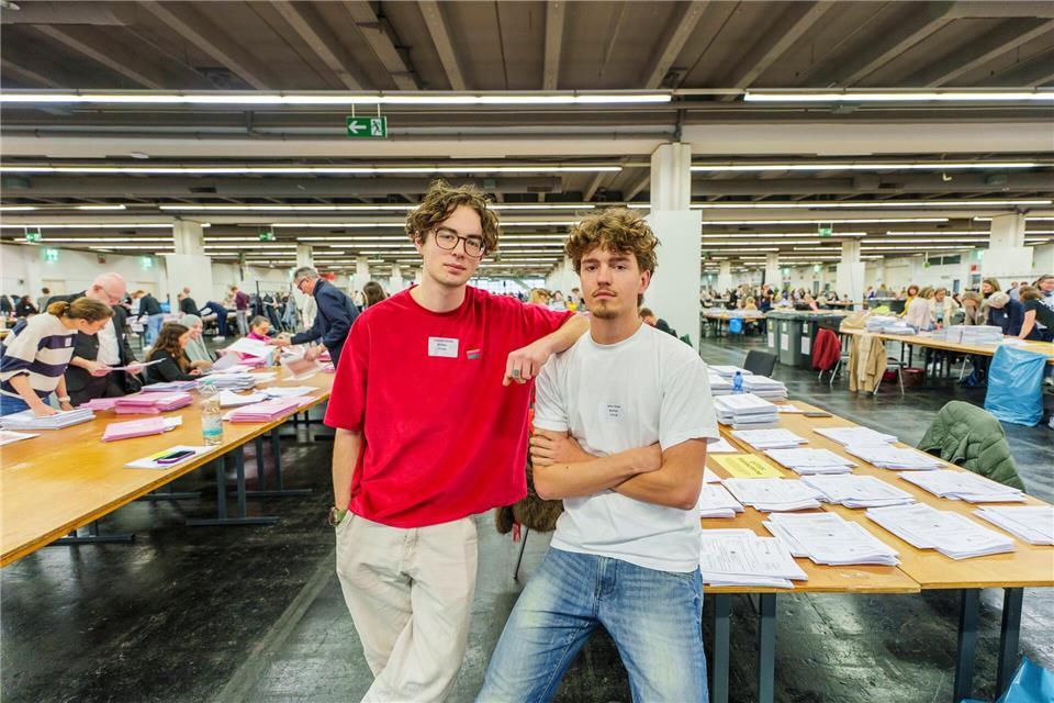 Auch sehr junge Helfer gibt es bei der Auszählung der Kommunalwahlen in Hessen. Andreas Arnold/dpa
