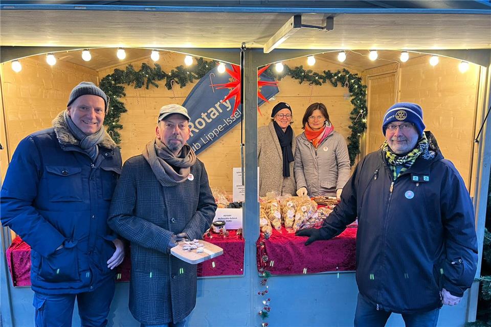 Auch sie verkauften Brot, Leberwurst, Schmalz und Plätzchen auf dem Adventsmarkt der Obstkelterei van Nahmen in Hamminkeln (v.l.): Martin Vortmann, Christian Reichelt, Ute Proff, Ulrike Ridder und Edgar Rabe.