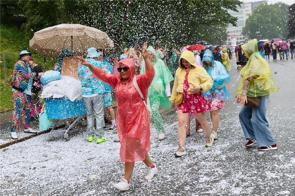 Auch typisches Hamburger Schietwetter konnte den Schlagerfans nichts anhaben.Georg Wendt/dpa