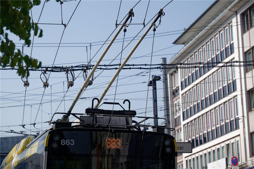 Auch um die Oberleitungsbusse in Solingen geht es – drohen neue Warnstreiks im Nahverkehr oder gibt es eine Lösung am Verhandlungstisch? (Archivbild)Henning Kaiser/dpa