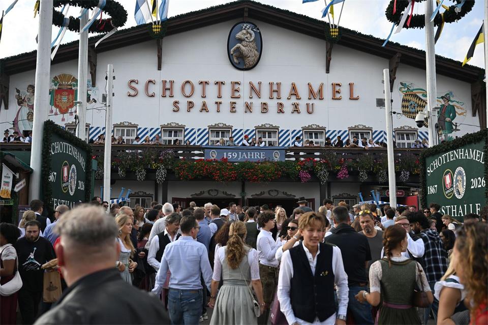 Auch um die Schottenhamel-Festhalle, in der traditionell das erste Fass angestochen wird, wurde gestritten. (Archivbild)Felix Hörhager/dpa