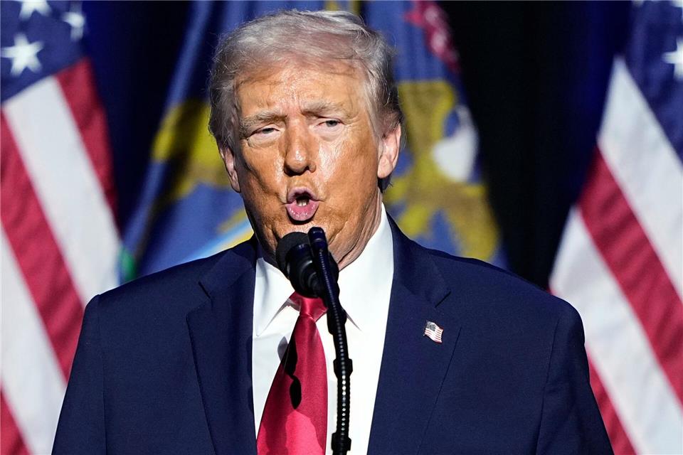 Auch um obszöne Gesten nicht verlegen: Auf unrühmliche Beschimpfungen reagiert der US-Präsident schon auch mal mit dem Mittelfinger. Ryan Sun/AP/dpa