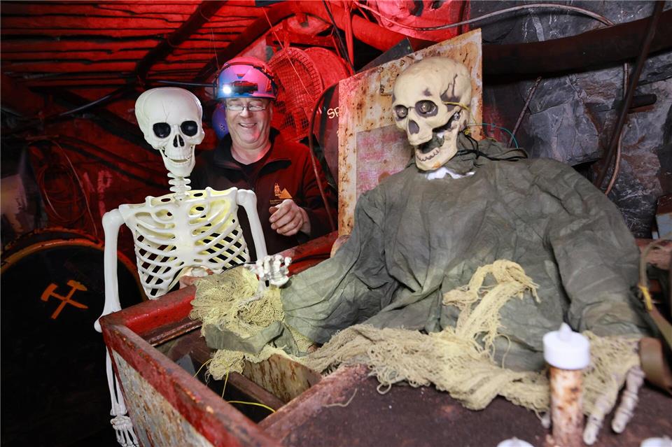 Auch unter Tage ist jetzt Gruselzeit: Im Besucherbergwerk Röhrigschacht Wettelrode werden Geister-Figuren für Halloween installiert. Matthias Bein/dpa