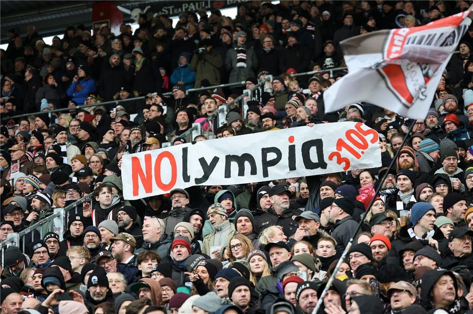 Auch unter den Fans des FC St. Pauli sind Gegner einer Hamburger Olympia-Bewerbung. (Archivbild) Christian Charisius/dpa