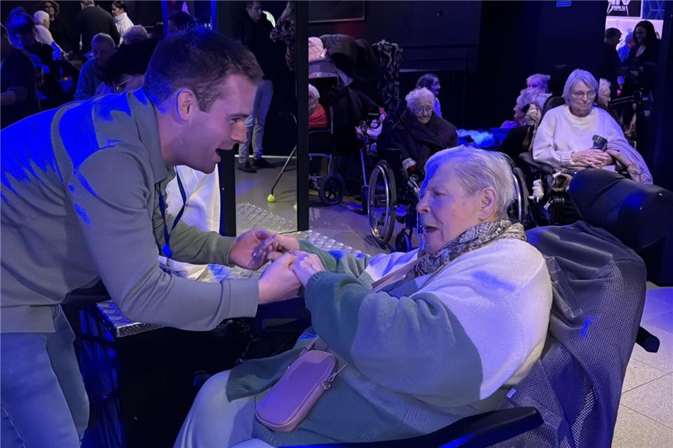 Auch viele Bewohnerinnen und Bewohner im Rollstuhl feiern im Club mit. Eine von ihnen ist Charline Bar.Rachel Sommer/dpa