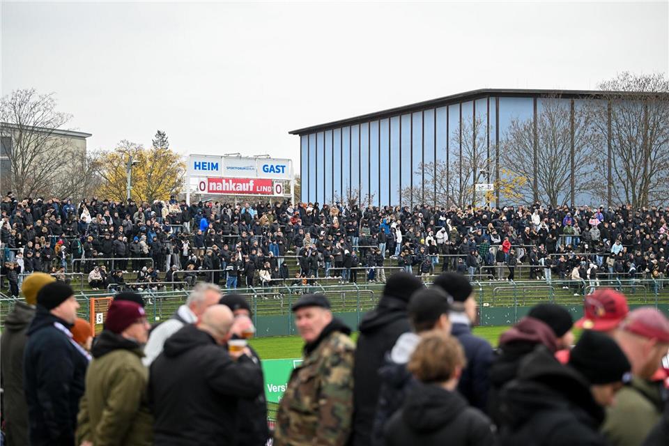 Auch viele Fans von Delay Sports waren vor Ort.Soeren Stache/dpa
