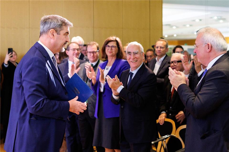 Feier unter Druck – Söder warnt CSU vor Angriff der AfD Auch viele ehemalige Spitzenfunktionäre der CSU, etwa „Mr. Euro“ Theo Waigel, nahmen an der Feier teil.Matthias Balk/dpa
