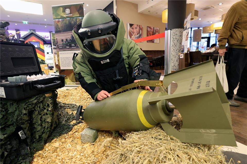Auch von dieser Bombe ging  im Rahmen der Bundeswehr-Informationswoche „Schwerin in grün“ in einer Einkaufspassage keine Gefahr aus.Bernd W�stneck/dpa