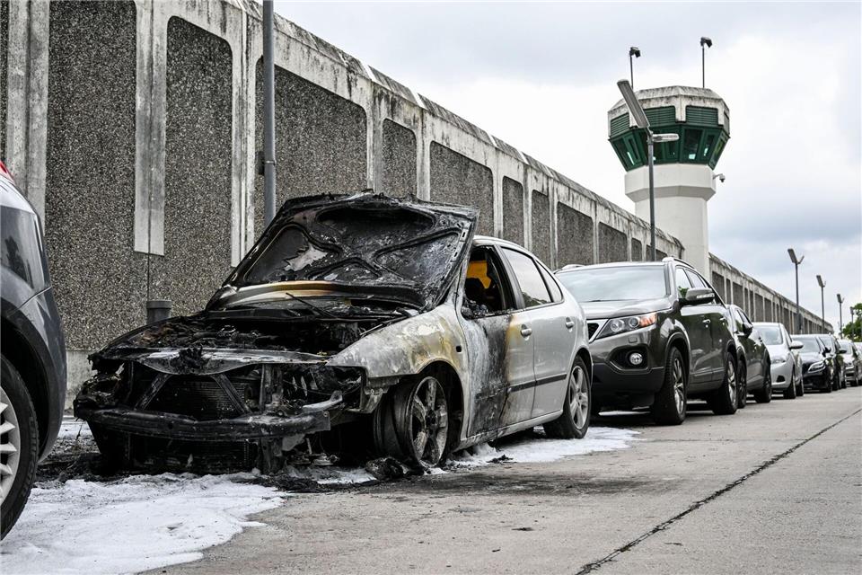 Auch vor Berliner Gefängnissen wurden Autos angezündet. (Archivbild)Jens Kalaene/dpa