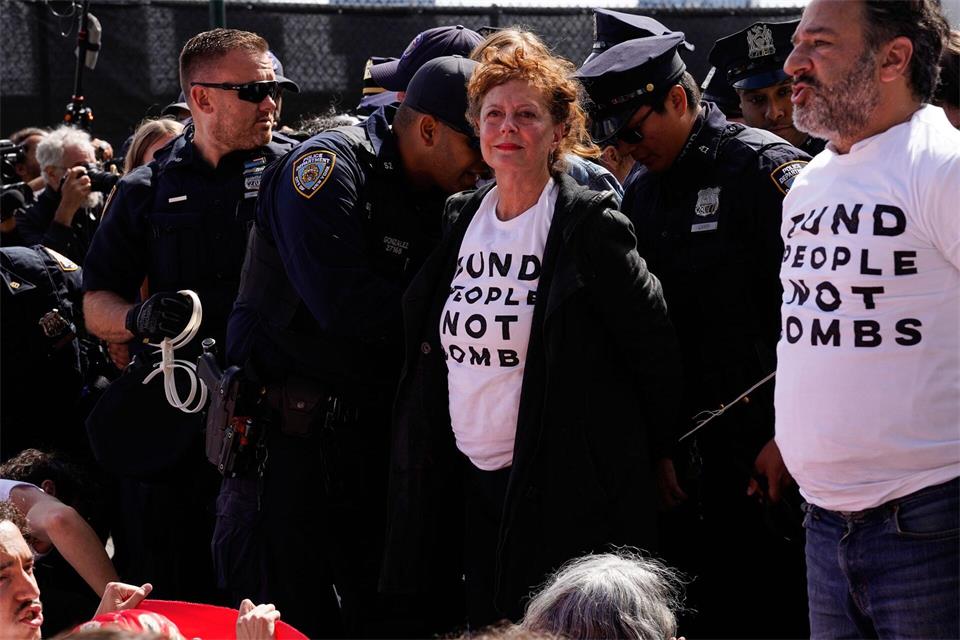 Auch vor dem UN-Gebäude gab es Protest. Schauspielerin Susan Sarandon wurde festgenommen.Madison Swart/AP/dpa