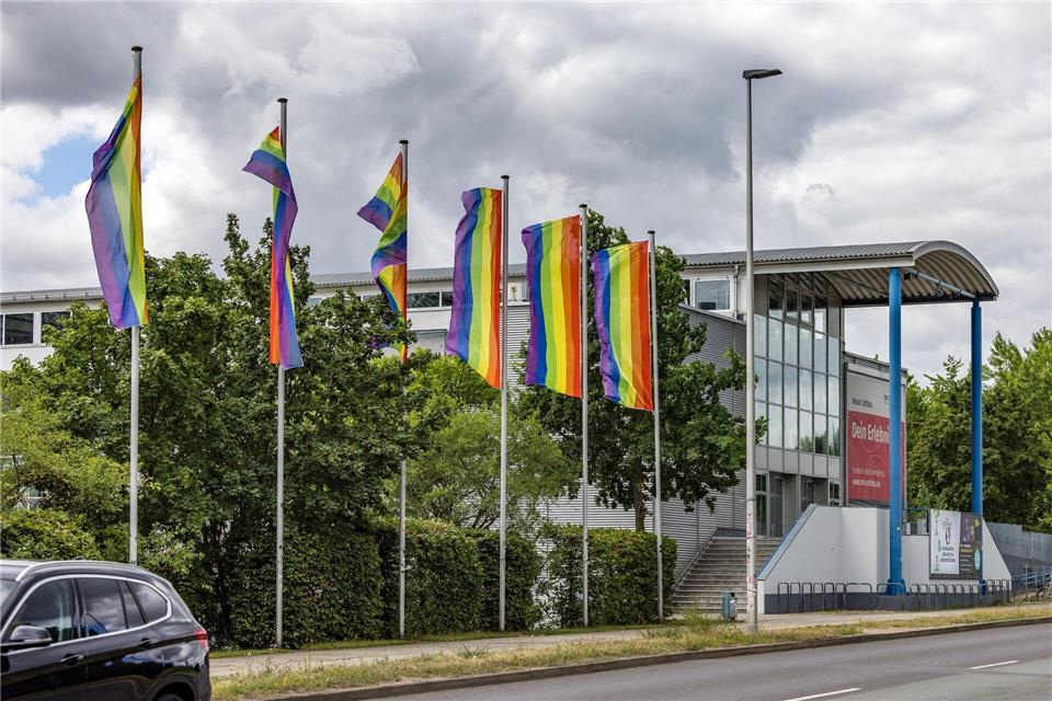 Auch vor der Messe Cottbus wehen Regenbogenfahnen. Frank Hammerschmidt/dpa