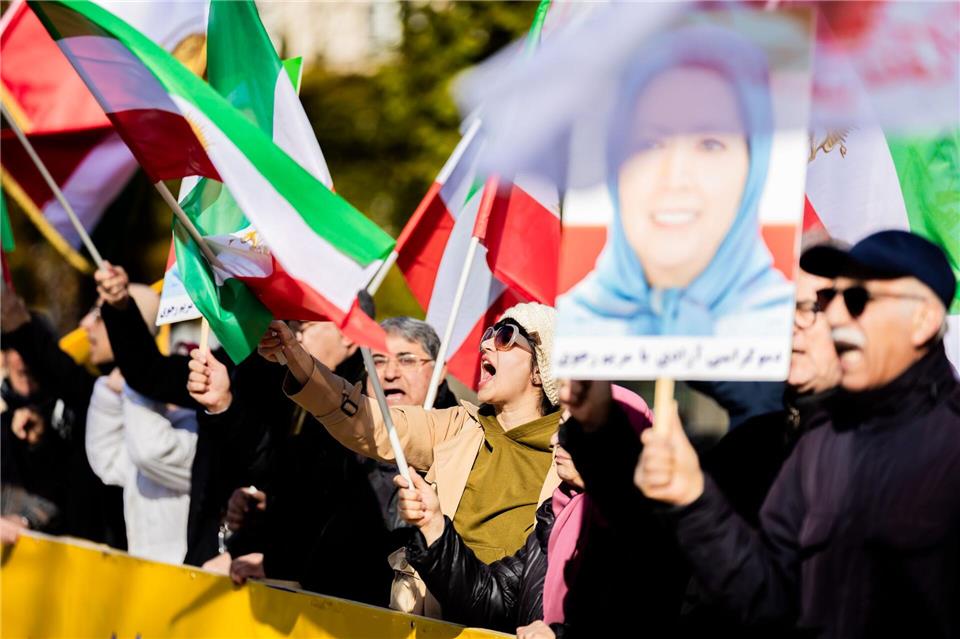 Auch vor der iranischen Botschaft versammelten sich einige Menschen.Christoph Soeder/dpa