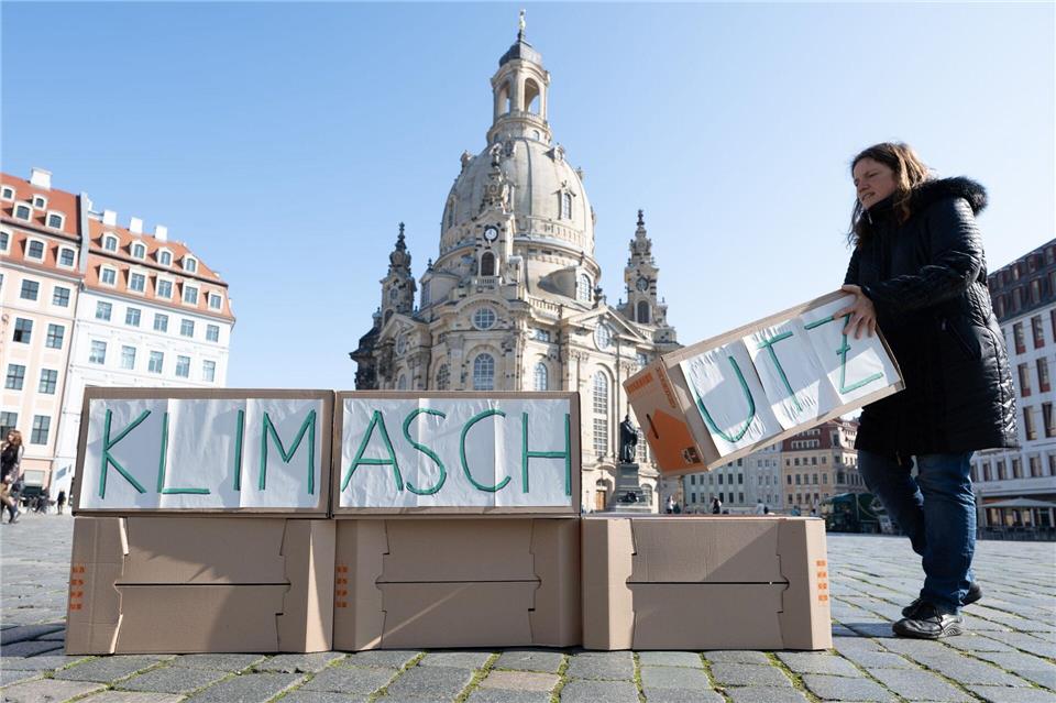 Auch vor einem Jahr wurde in Dresden für besseren Klimaschutz demonstriert. (Archivbild)Sebastian Kahnert/dpa