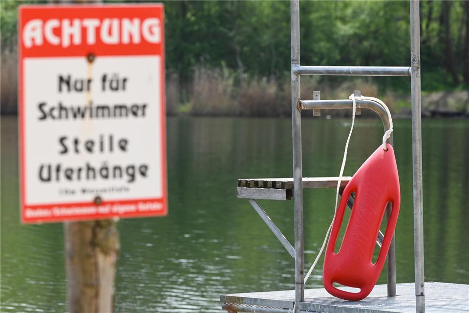 Auch wegen des regnerischen Wetters ist die Zahl der Badetoten in diesem Jahr deutlich zurückgegangen. (Archivbild)Heiko Rebsch/dpa
