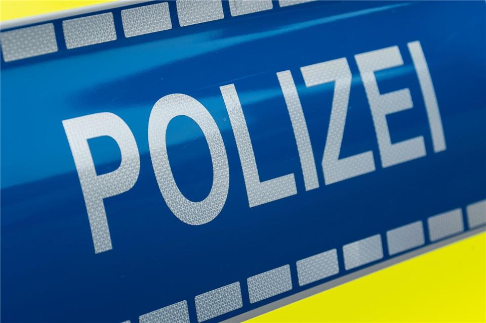 Auto überschlägt sich, drei Verletzte - Fahrer war betrunken Auch wegen fahrlässiger Körperverletzung wird nun gegen den 20-Jährigen ermittelt. (Symbolbild)Silas Stein/dpa