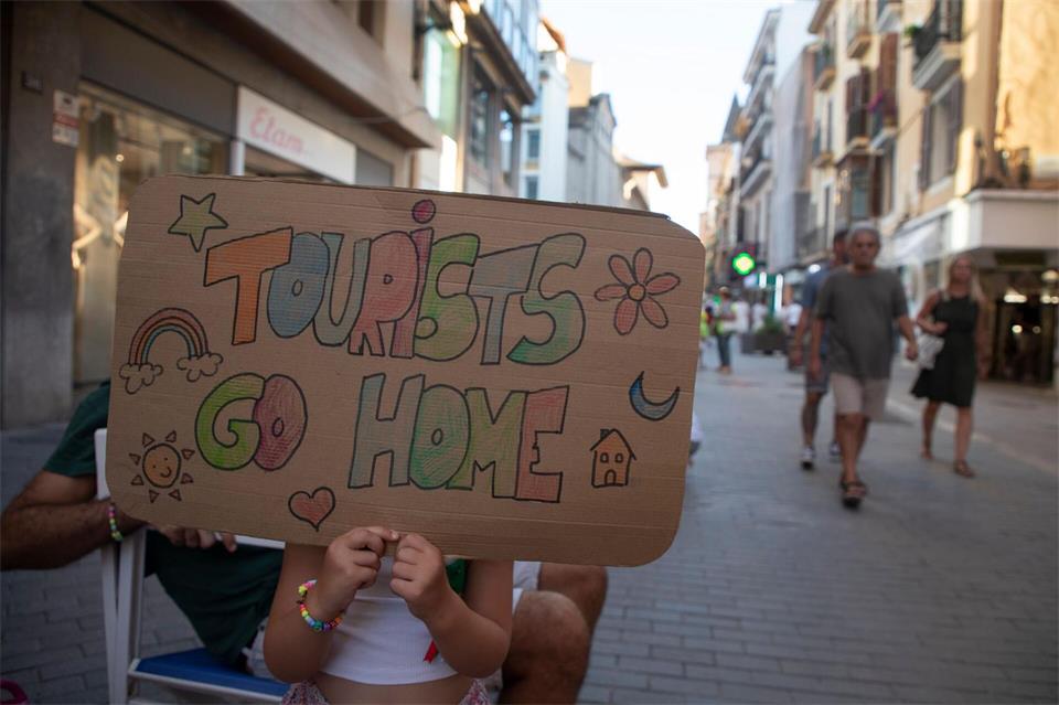 Auch wenn Einheimische „Tourist go home“ schilder hochhalten, haben sie nichts gegen Urlauber an sich, sondern demonstrieren gegen die Folgen des Massentourismus für ihr alltägliches Leben: knapper und sehr teurer Wohnraum sowie die Ballung von zu vielen Menschen auf begrenztem Raum.Clara Margais/dpa
