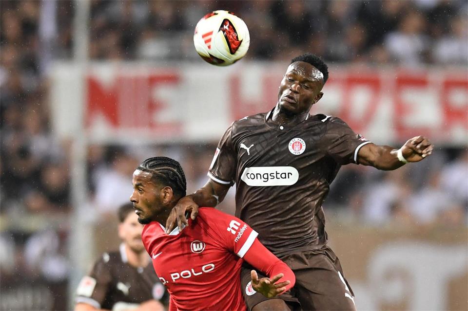 Auch wenn St. Paulis  Abdoulie Ceesay diesmal über Wolfsburgs Cleiton steht, das Spiel des FC St. Pauli gegen VfL Wolfsburg war ein Kampf auf Augenhöhe. Daniel Bockwoldt/dpa