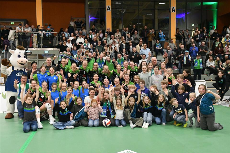 Auch wenn das 3:0 gegen Berlin klarer aussieht, als es war: Am Ende war‘s egal –  Jubel der Skurios Volleys Borken mit Ballmädchen und Fans über den neunten Heimsieg dieser Saison.