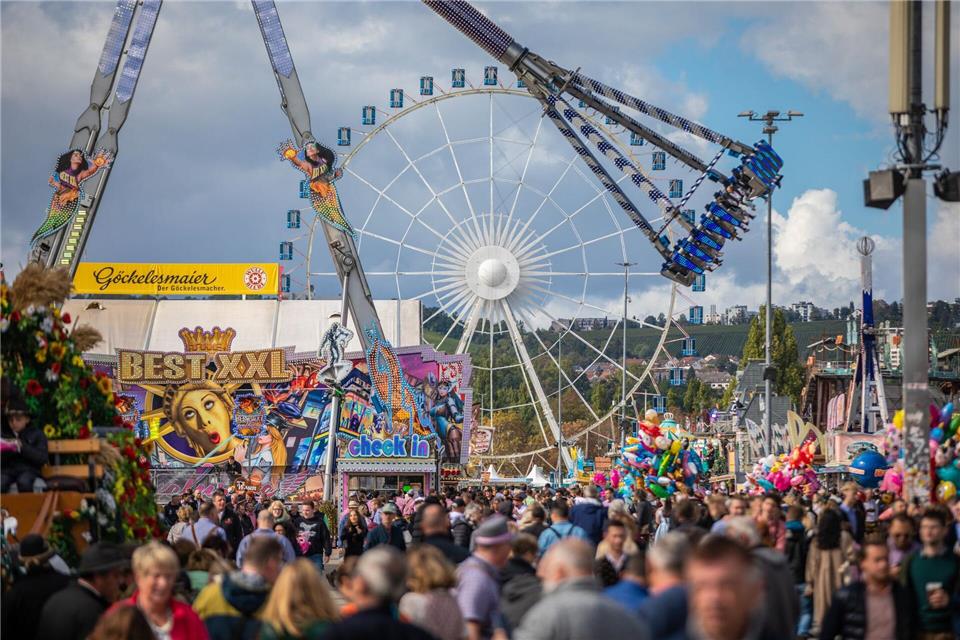Auch wenn das Wetter nicht immer mitgespielt hat: Die Wasen-Veranstalter sind mit der Halbzeitbilanz zufrieden.Christoph Schmidt/dpa