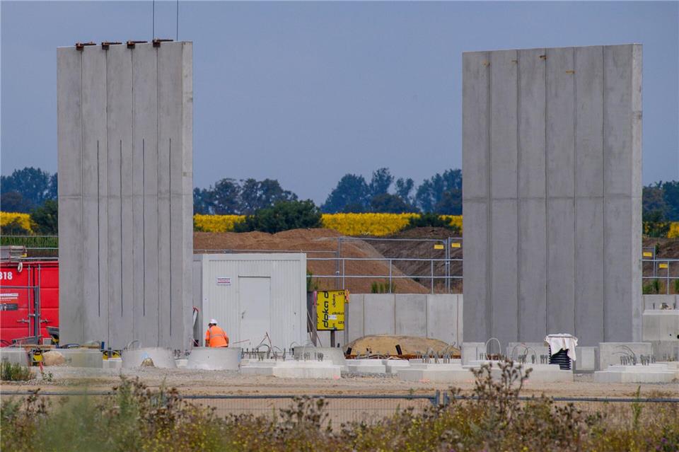Auch wenn die Ansiedlung des US-Chipherstellers Intel in Magdeburg nicht gelang, hat die Landesregierung einige Investitionen eng begleitet. (Archivbild)Klaus-Dietmar Gabbert/dpa