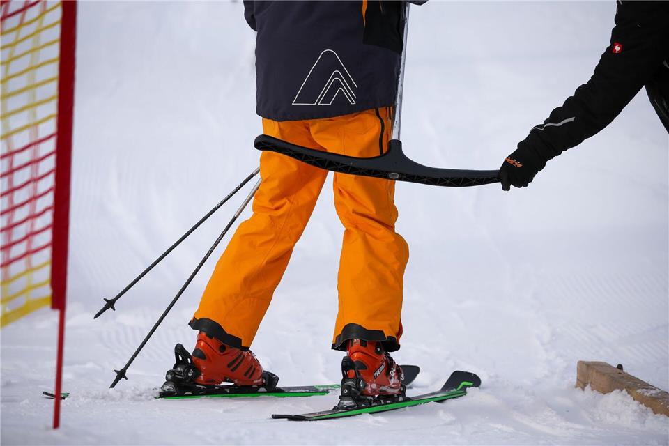 Auch wenn die Höhe passt: Auf die Bügel des Schleppers keinesfalls draufsetzen.picture alliance/dpa