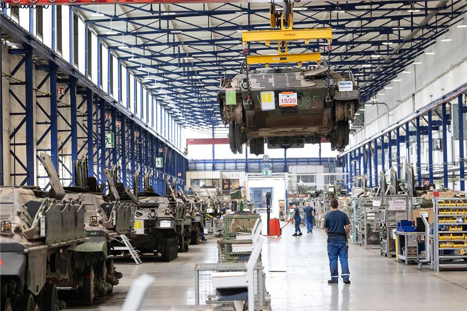 Auch wenn die Rüstungsindustrie in größerem Umfang neue Arbeitsplätze schafft, wird dieser Zuwachs die prognostizierten Verluste von 130.000 bis 170.000 Arbeitsplätzen in der Automobilindustrie nicht abfedern können.picture alliance/dpa