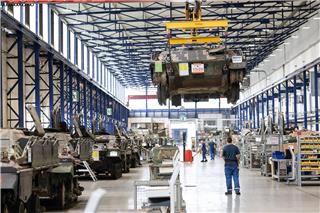 Auch wenn die Rüstungsindustrie in größerem Umfang neue Arbeitsplätze schafft, wird dieser Zuwachs die prognostizierten Verluste von 130.000 bis 170.000 Arbeitsplätzen in der Automobilindustrie nicht abfedern können.picture alliance/dpa