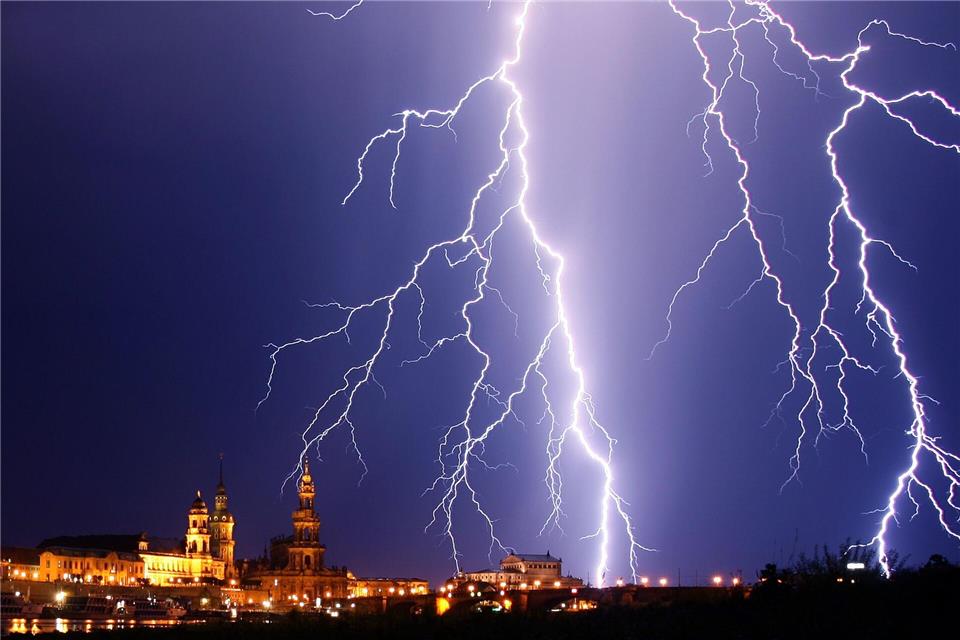 Auch wenn dieser Blitz über Dresden beeindruckend aussieht - die Stadt liegt im Ranking nur auf Platz 331. (Archivbild)Ralf Hirschberger/dpa-Zentralbild/dpa-tmn
