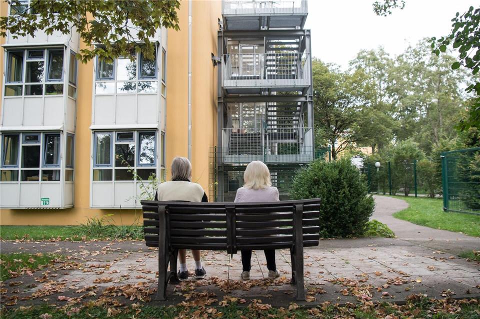 Auch wenn ein Satz mal länger dauert: nicht unterbrechen. Geduld hilft bei der Kommunikation mit Menschen, die an Demenz erkrankt sind. Peter Kneffel/dpa