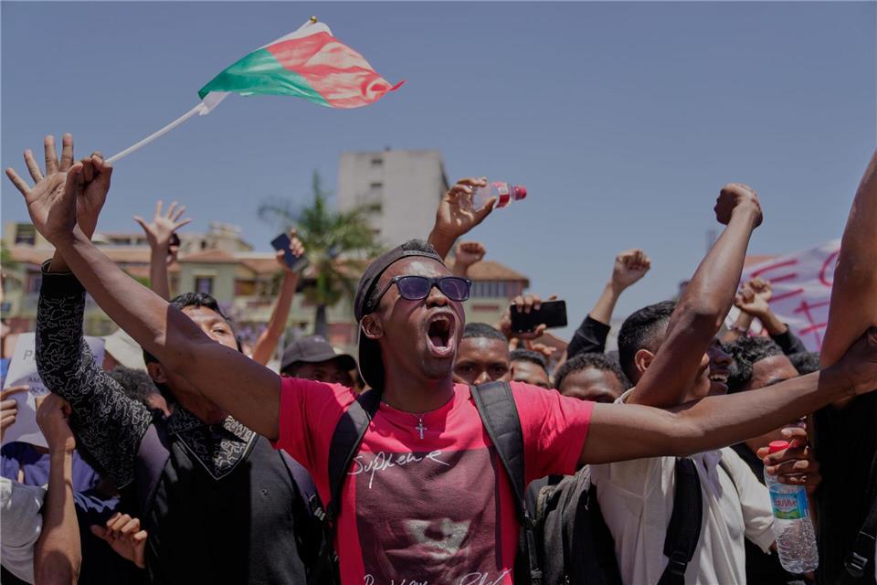 Militär übernimmt Macht in Madagaskar Auch wenn einige Menschen in Jubel ausbrechen - der Putsch markiert einen Bruch mit der verfassungsmäßigen Ordnung.Brian Inganga/AP/dpa