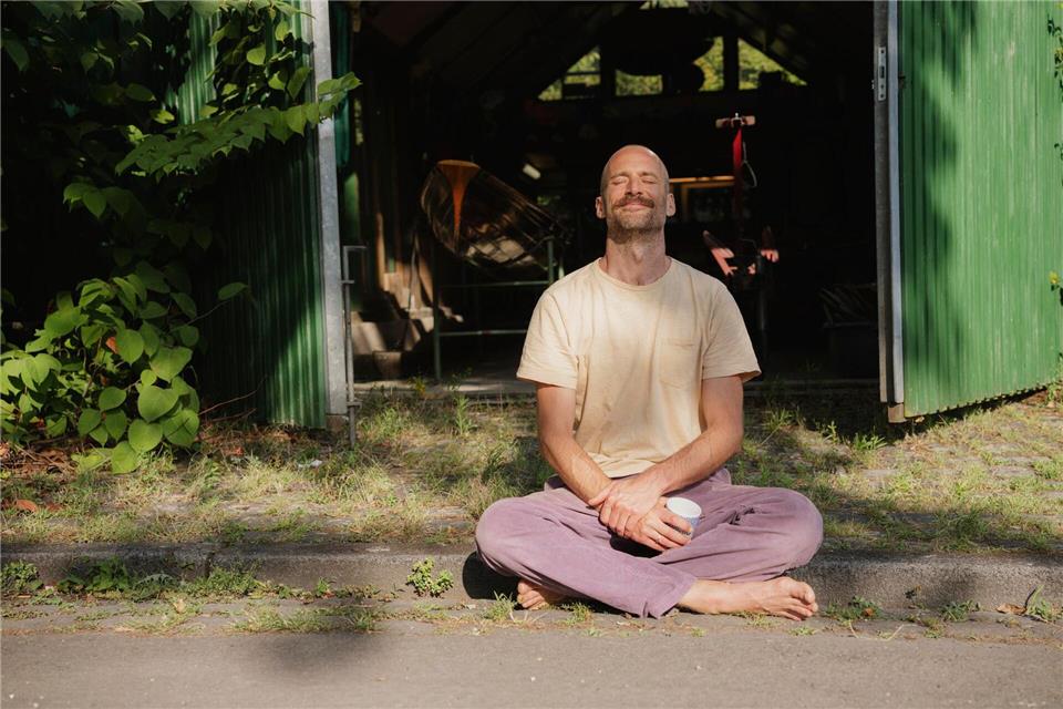 Auch wenn erst mal das Gedankenkarussell anspringt: Als konzentrative Übung hilft Meditation dabei, innerlich zur Ruhe zu kommen.Kniel Synnatzschke/Westend61/dpa-tmn