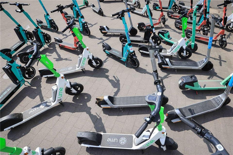 Auch wenn es sich in Großstädten nicht unbedingt so anfühlt: Die Zahl der zur Miete angebotenen E-Scooter ist zuletzt gesunken. (Archivbild)picture alliance/dpa